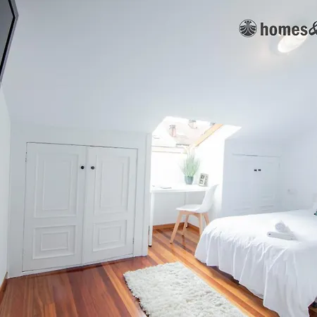 Enorme Casa Con 5 Banos Y Terraza *