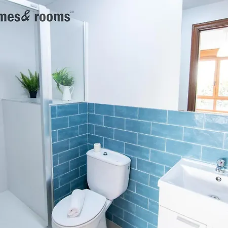 Enorme Casa Con 5 Banos Y Terraza 