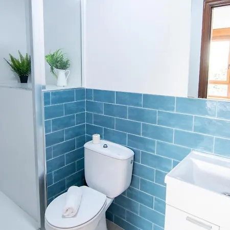 Enorme Casa Con 5 Banos Y Terraza * Santiago de Compostela