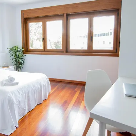 Enorme Casa Con 5 Banos Y Terraza Ferienhaus Santiago de Compostela
